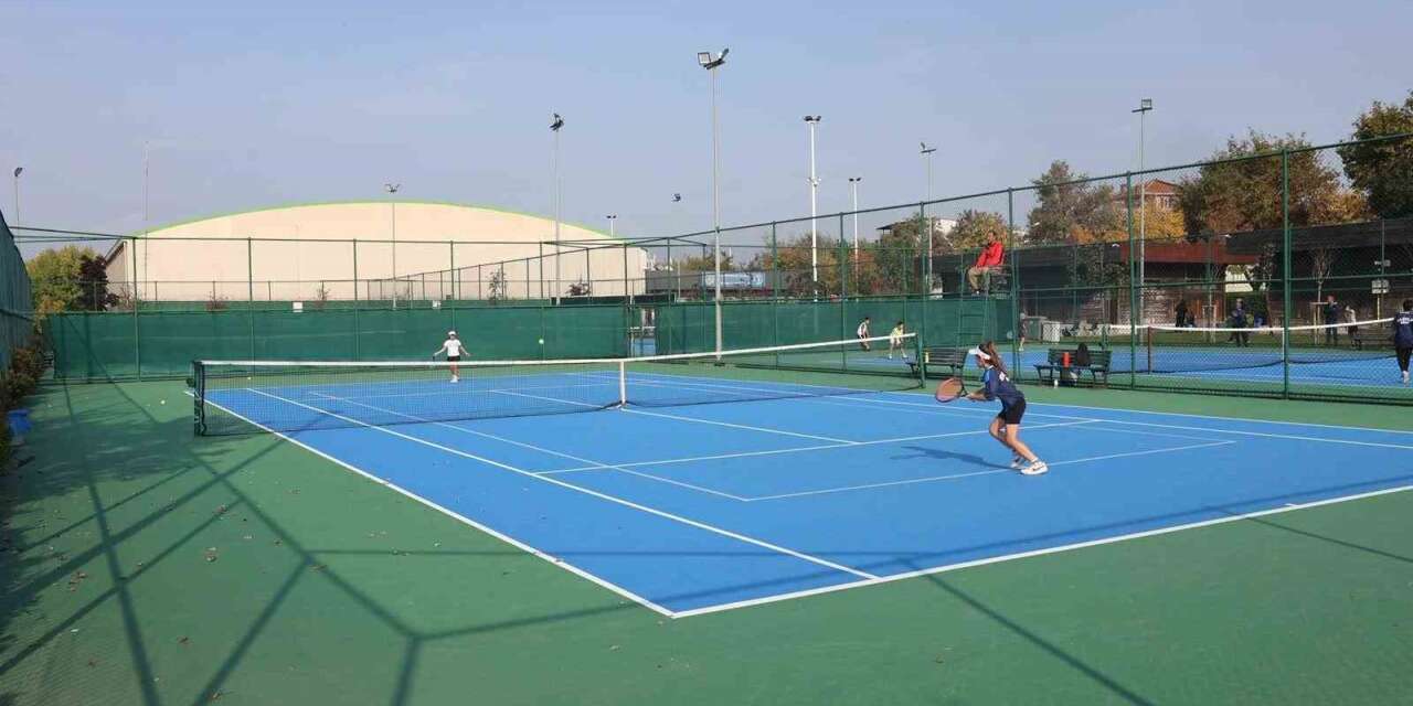 Cumhuriyet coşkusu tenis kortlarına taşındı