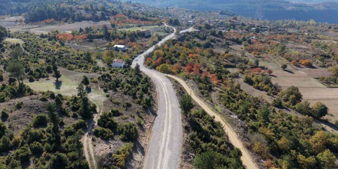 Keles’in üç mahallesinde yol mesaisi