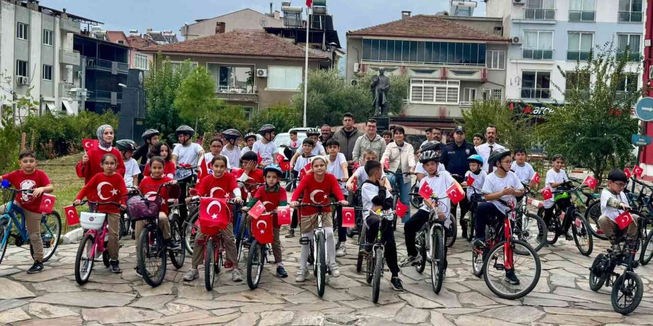 Bozdoğan’da çocuklar ’Cumhuriyet’ için pedalladı