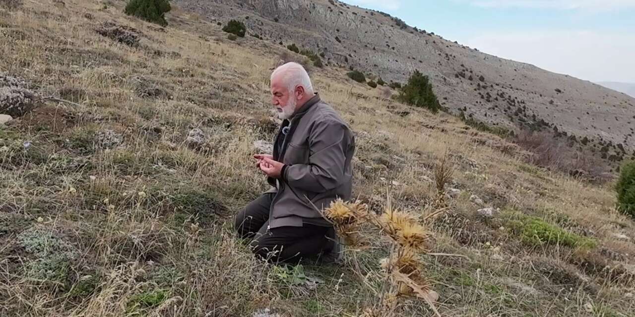Yıllar önceki nasihati unutmadı, 2 bin 270 rakımda ezan okuyup namaz kıldı