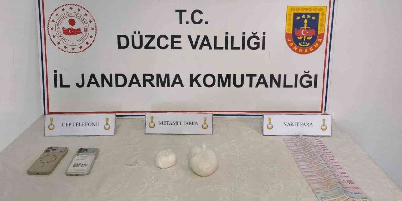 Araçta gizli bölmede uyuşturucuya 2 gözaltı
