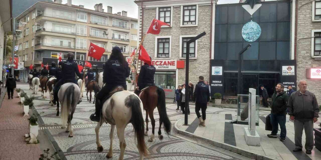 Cumhuriyet’in 103’üncü yıl dönümünde tarihi İstiklal Yolu’nu atlarla geçiyorlar