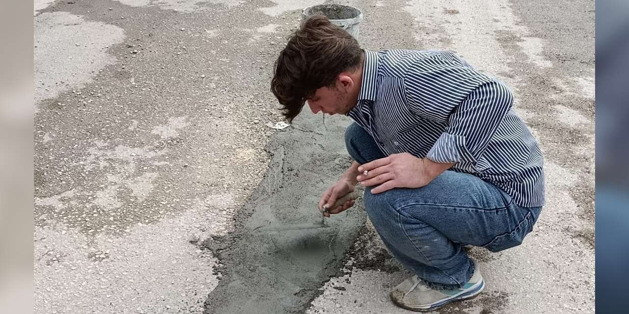 Çukurlu yolu vatandaşlar beton dökerek düzeltmeye çalıştı