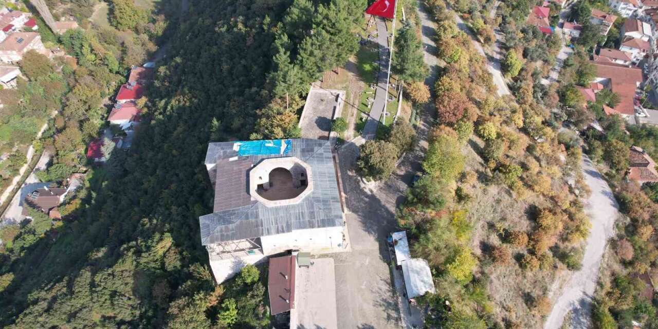 9 asırlık Yağıbasan Medresesi’nin hasarlı çatısında brandalı önlem alındı