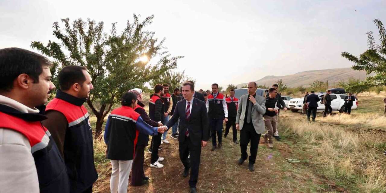 Vali Karakaya, Güroymak’ta badem hasadına katıldı
