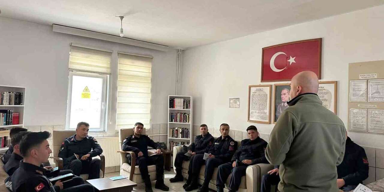 Demirözü’nde jandarma personeline kaçak avcılıkla mücadele eğitimi verildi