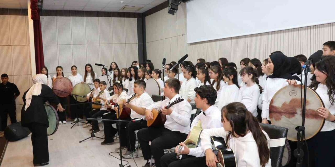 130 öğrenciyle unutulmaz halk müziği konseri