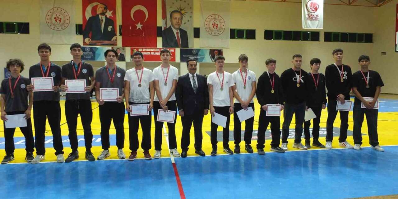 Burhaniye’de Cumhuriyet Kupası Turnuvası ödülleri sahiplerini buldu