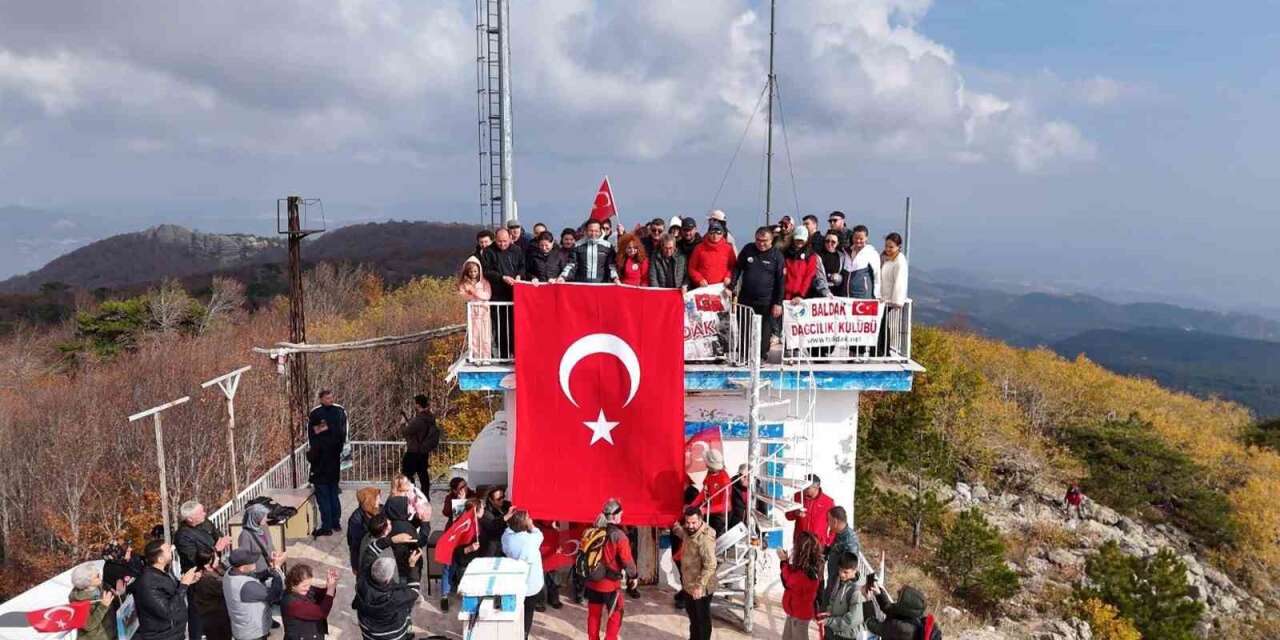 Sındırgı’da Cumhuriyet coşkusu Ulus dağı zirvesine taşındı