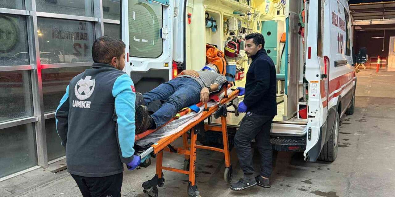 Kayganlaşan yolda devrilen motosikletin sürücüsü yaralandı