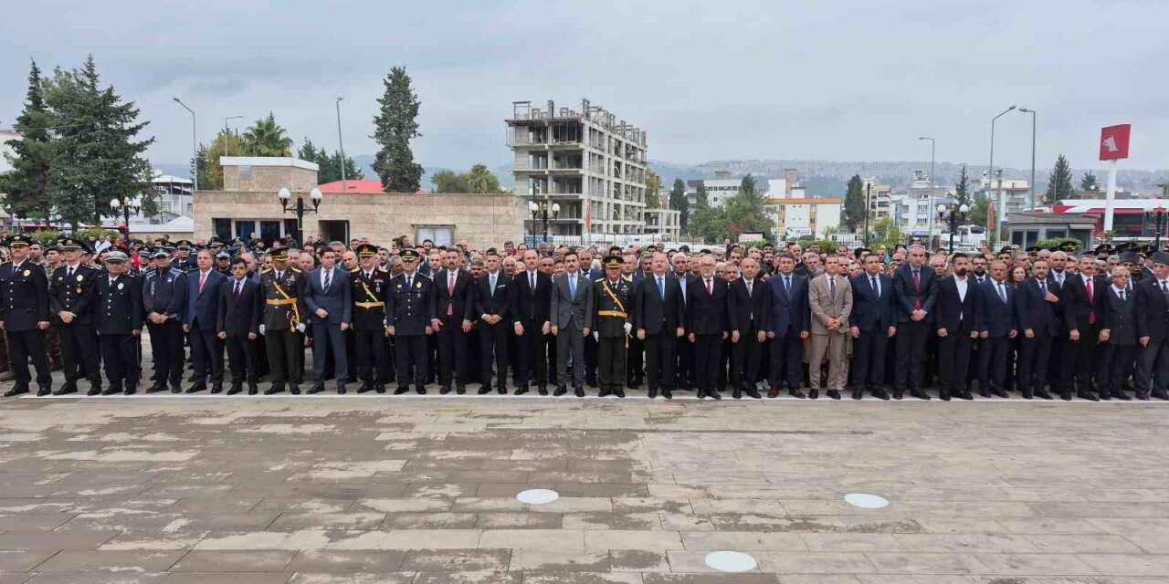 Adıyaman’da Atatürk Anıtı’na çelenk sunuldu