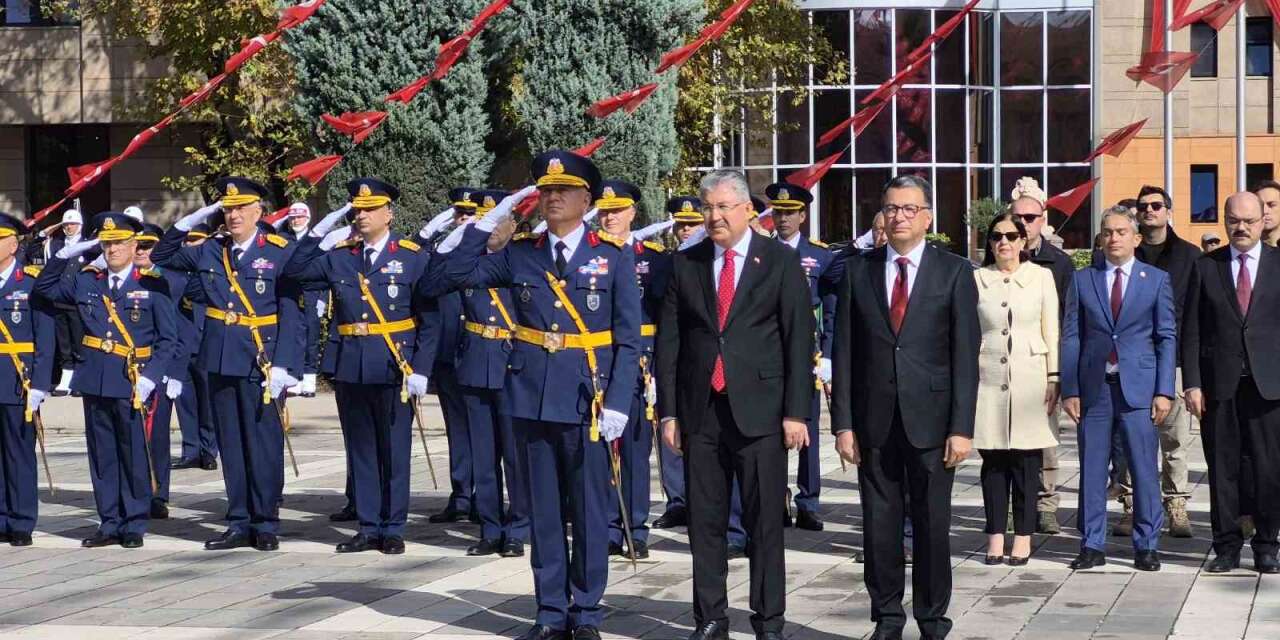 Eskişehir’de 29 Ekim Cumhuriyet Bayramı çelenk sunma töreniyle başladı
