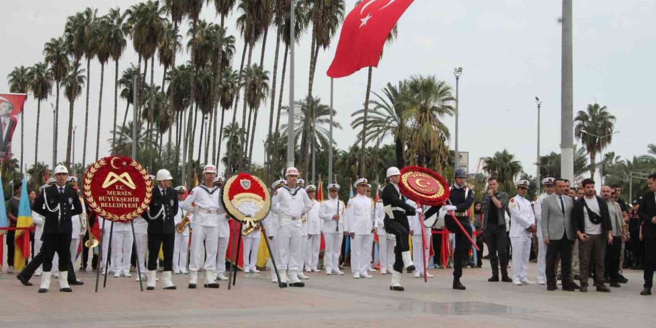 Mersin’de Cumhuriyet’in 103. yılında Atatürk Anıtı’na çelenk sunuldu