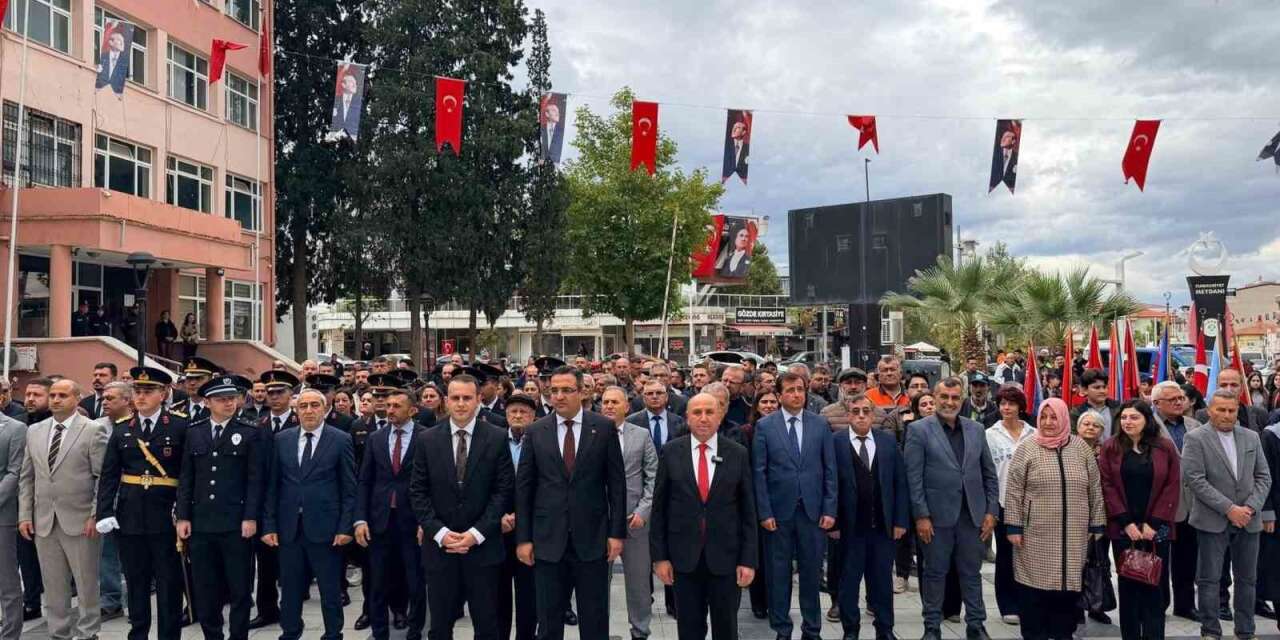 Sarıgöl’de Cumhuriyet coşkusu çelenk töreniyle başladı