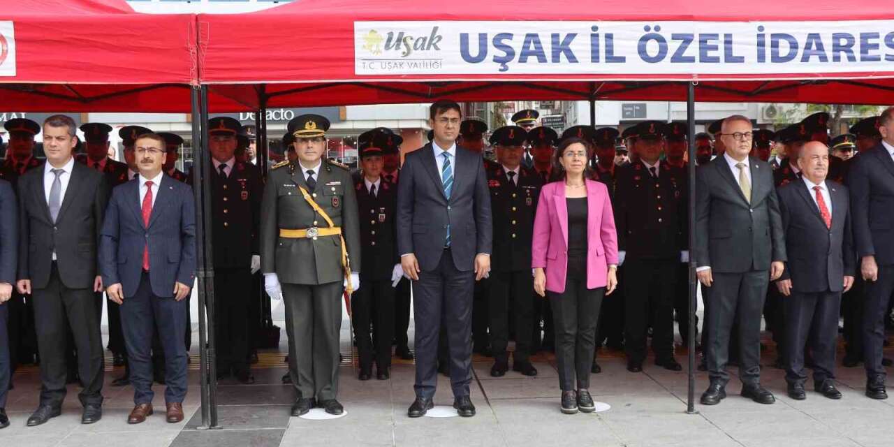 Uşak’ta 29 Ekim kutlamaları çelenk töreniyle başladı