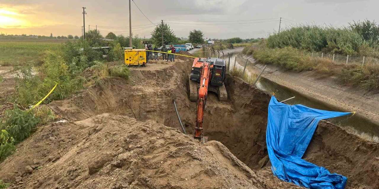 Toprak altında kalan işçi hayatını kaybetti