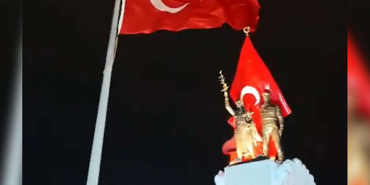 Hatay’da bayraklar fırtına nedeniyle geçici olarak indirildi