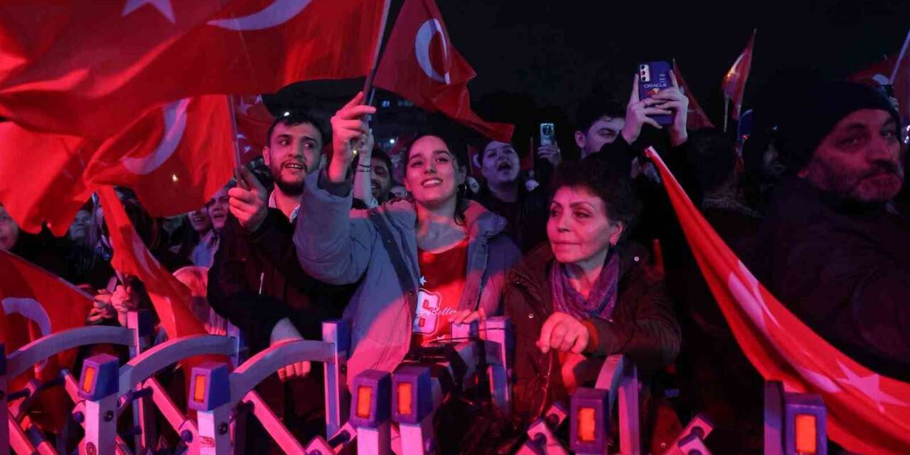 Yağmura rağmen Bursa’da Cumhuriyet coşkusu dinmedi