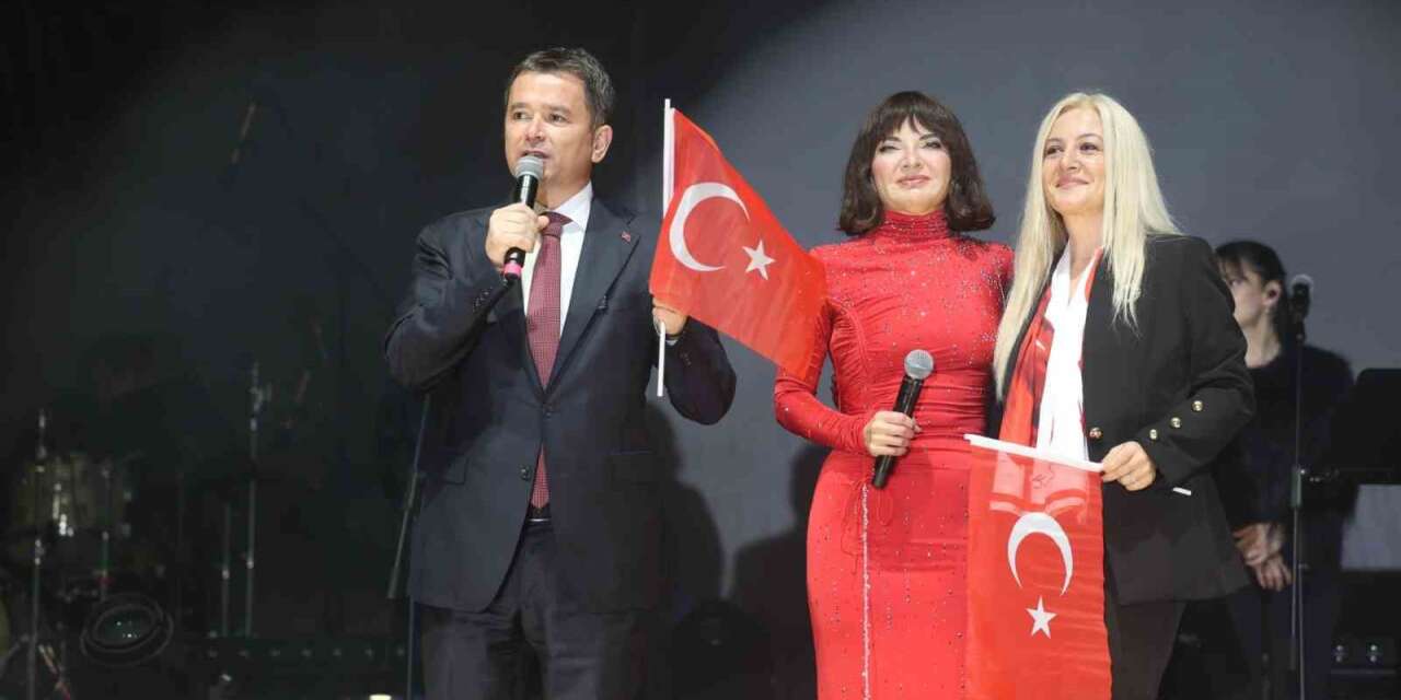 Osmangazi’de Cumhuriyet coşkusu Göksel’in şarkılarıyla taçlandı
