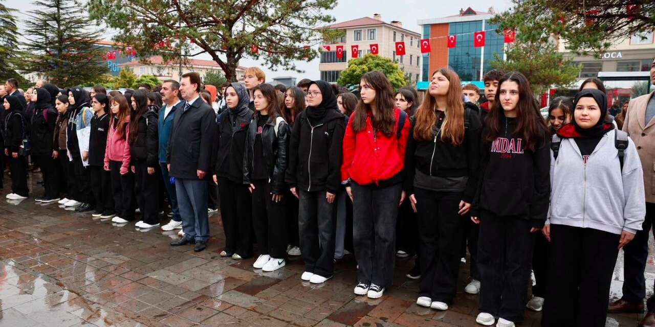 Erzincan’da 29 Ekim Cumhuriyet Bayramı için çelenk sunma töreni düzenlendi