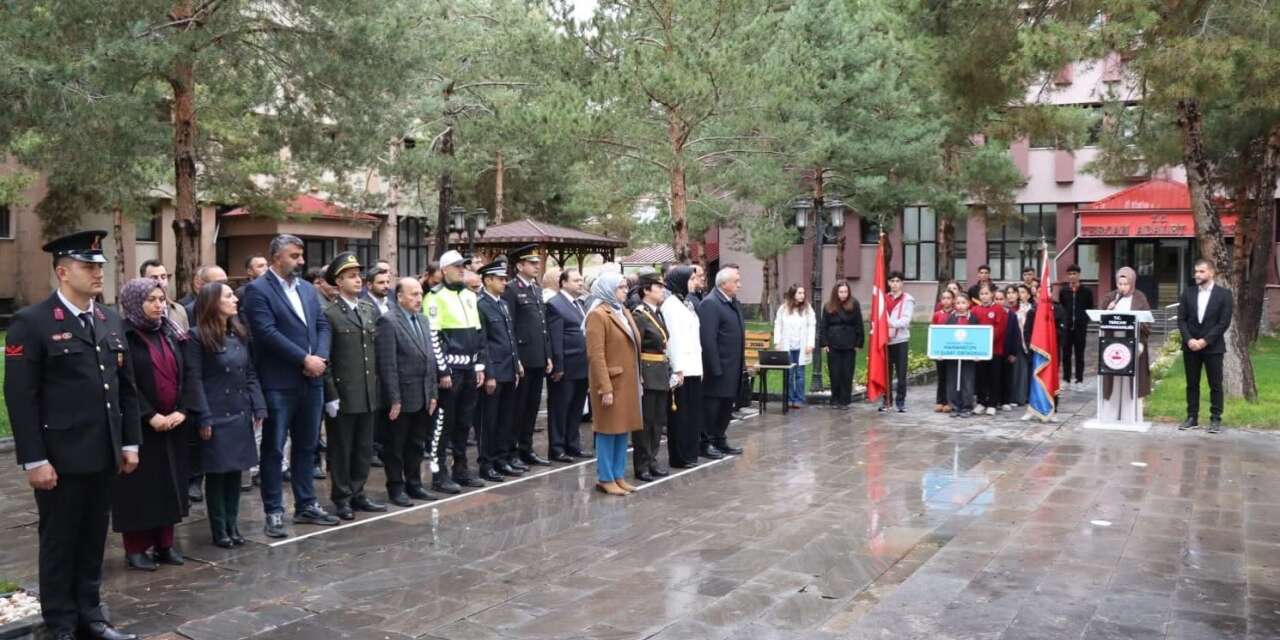 Tercan’da Cumhuriyet Bayramı dolayısıyla çelenk sunma töreni düzenlendi