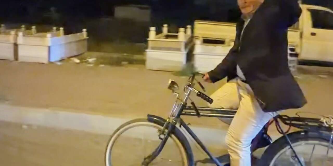 Iğdır’da yaşlı vatandaş Cumhuriyet konvoyuna bisikletiyle katıldı