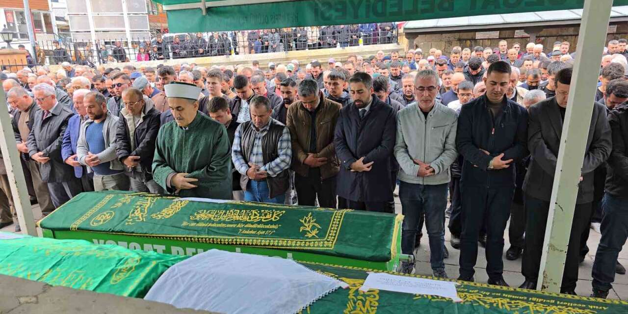 Çorum’daki kazada hayatını kaybeden anne ve 2 evladı toprağa verildi