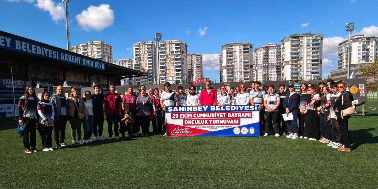 Şahinbey’de Cumhuriyet coşkusu sahalara taşındı