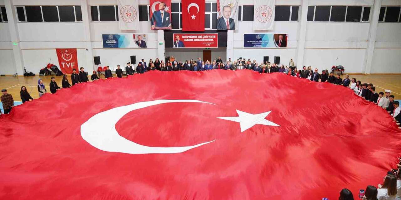 Ayvalık’ta Cumhuriyet coşkusu salonlara sığmadı