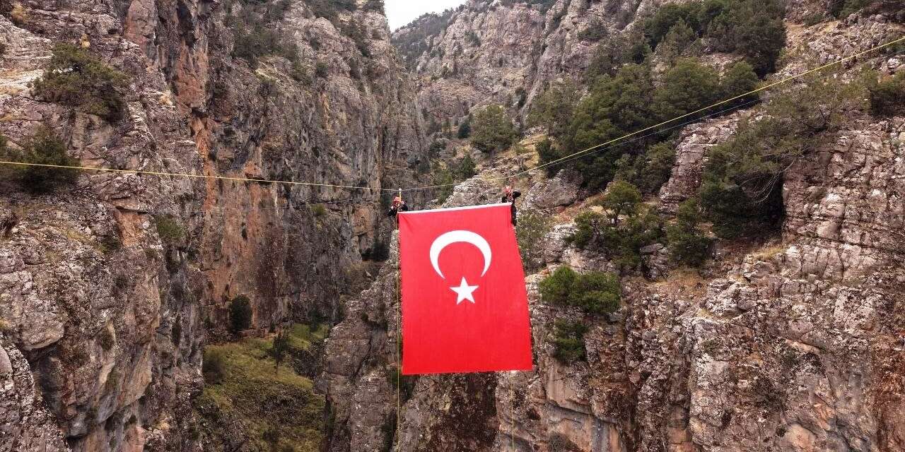 Acıpayam Kanyonunda dev Türk bayrağı dalgalandırıldı