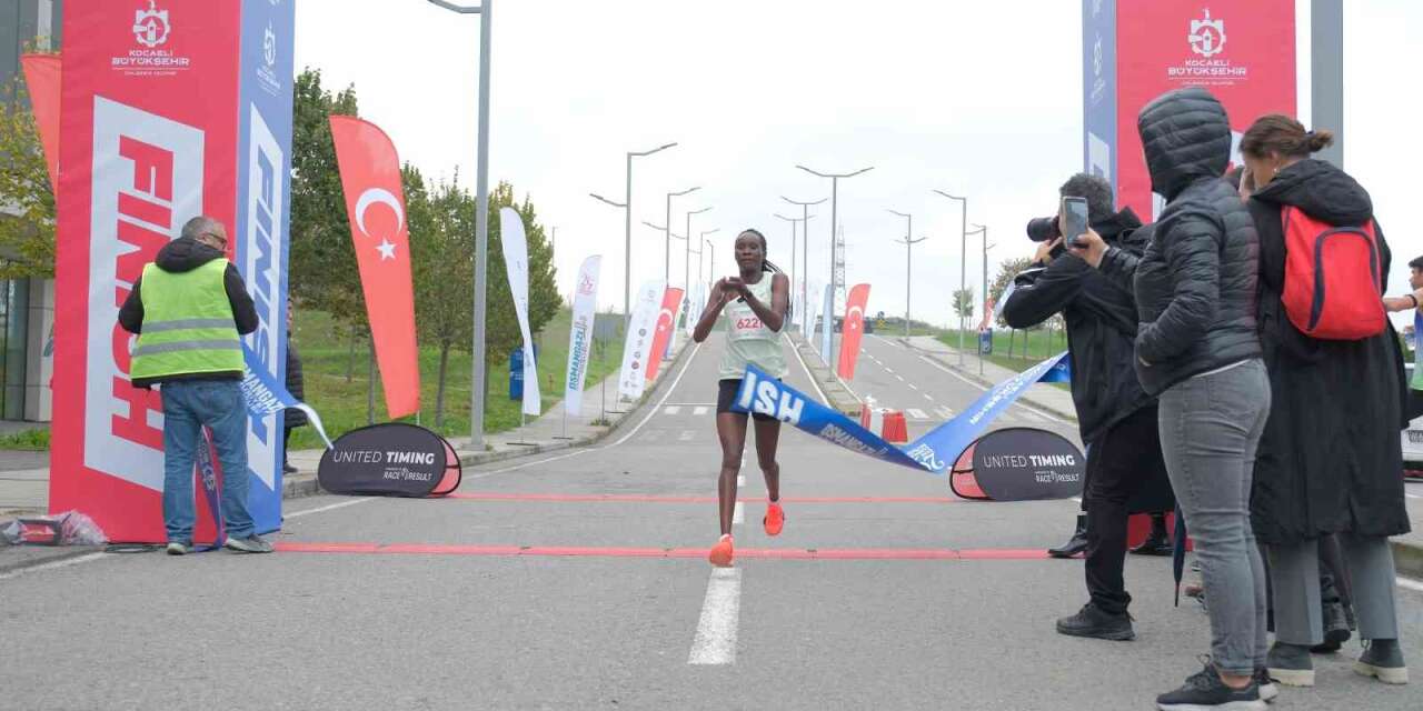 Binlerce kişi Cumhuriyet için Osmangazi Köprüsü’nde koştu