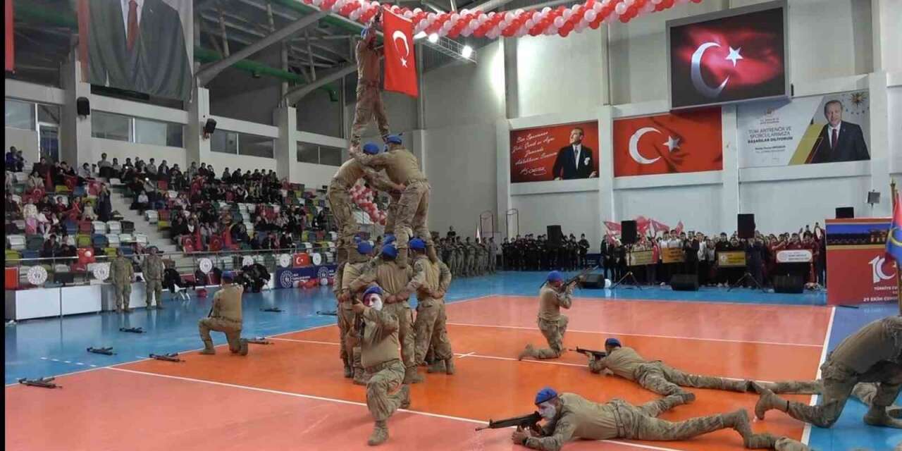 Jandarmadan Türk bayraklı insan piramidi gösterisi
