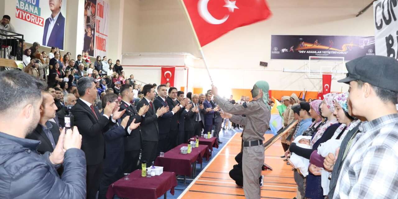 Selendi’de cumhuriyet coşkusu gençlik merkezine sığmadı