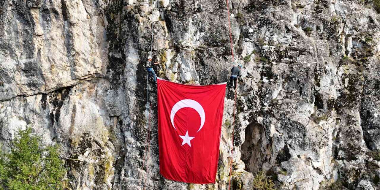 Dağcılar kayalıkta dev Türk bayrağını dalgalandırdı