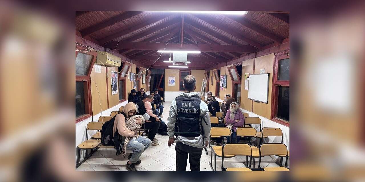 İzmir açıklarında 76 düzensiz göçmen yakalandı