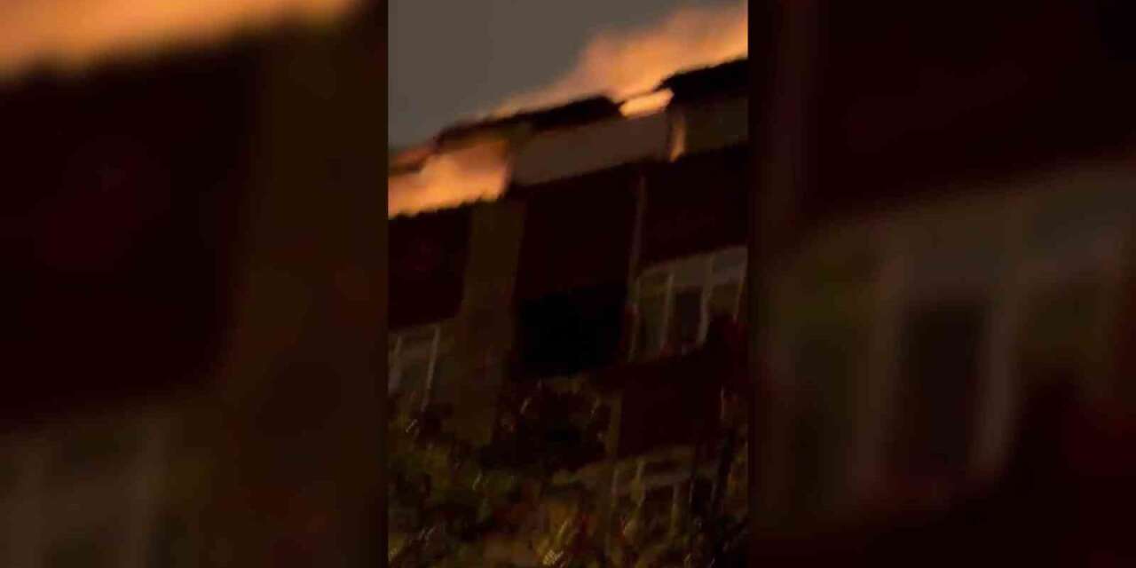 Kağıthane’de 5 katlı binanın çatısı alev alev yandı