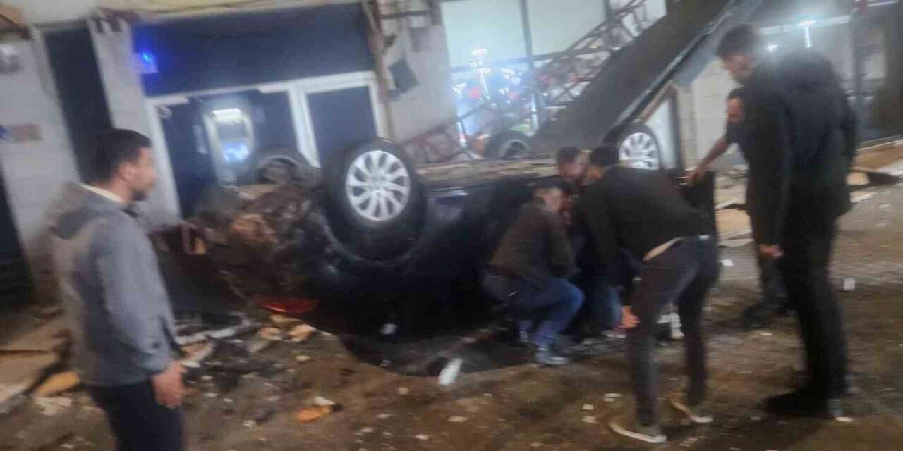 Kayseri’de otomobil 50 metre yükseklikteki kayalıktan dükkanların üzerine uçtu: 1 yaralı