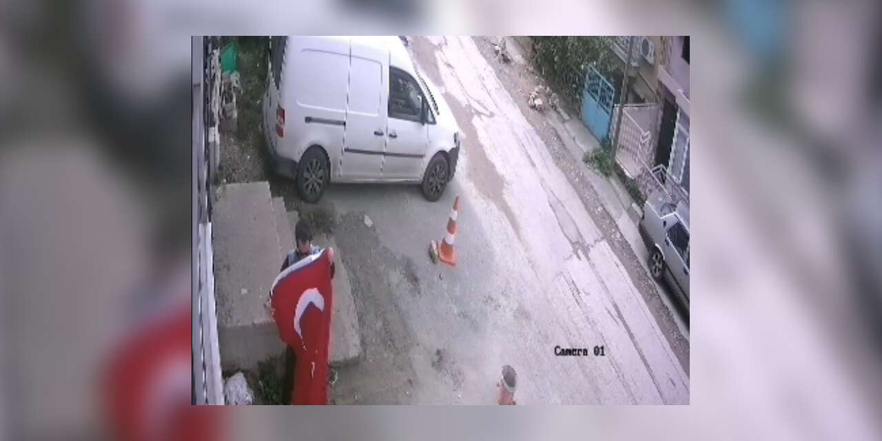 İzmir’de gencin bayrak duyarlılığı kamerada