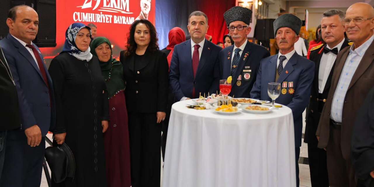 Bayburt’ta Cumhuriyet’in 103’üncü yılı dolayısıyla resepsiyon düzenlendi