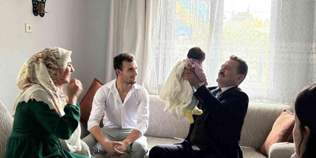Evlilik kredisiyle yuva kuran çiftin bebek sevincine ortak oldular