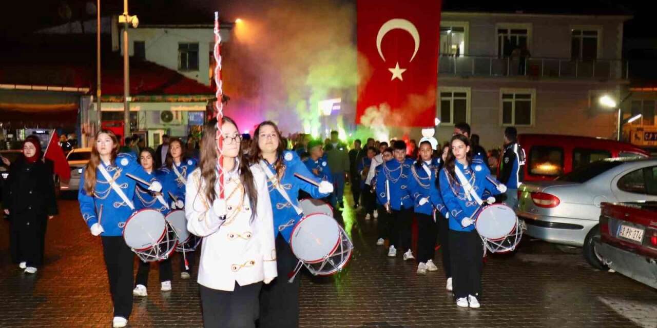Hisarcık’ta Cumhuriyet coşkusu fener alayı ve konserle devam etti