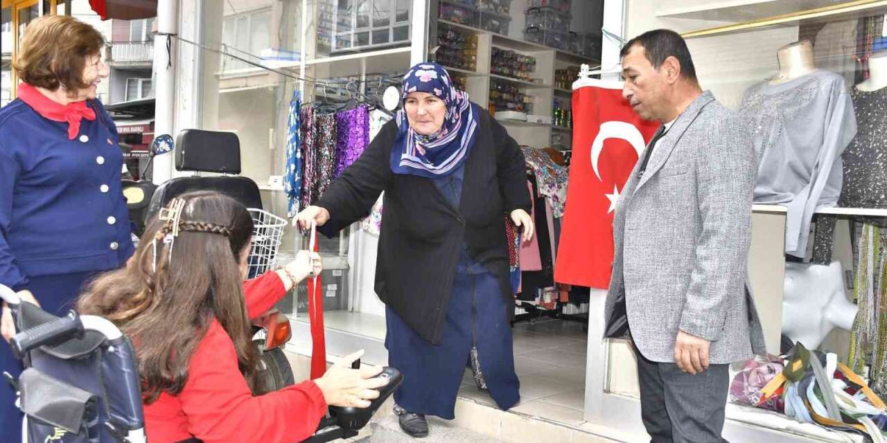 Özel gereksinimli bireyler Cumhuriyet Bayramında esnafa bayrak dağıttı