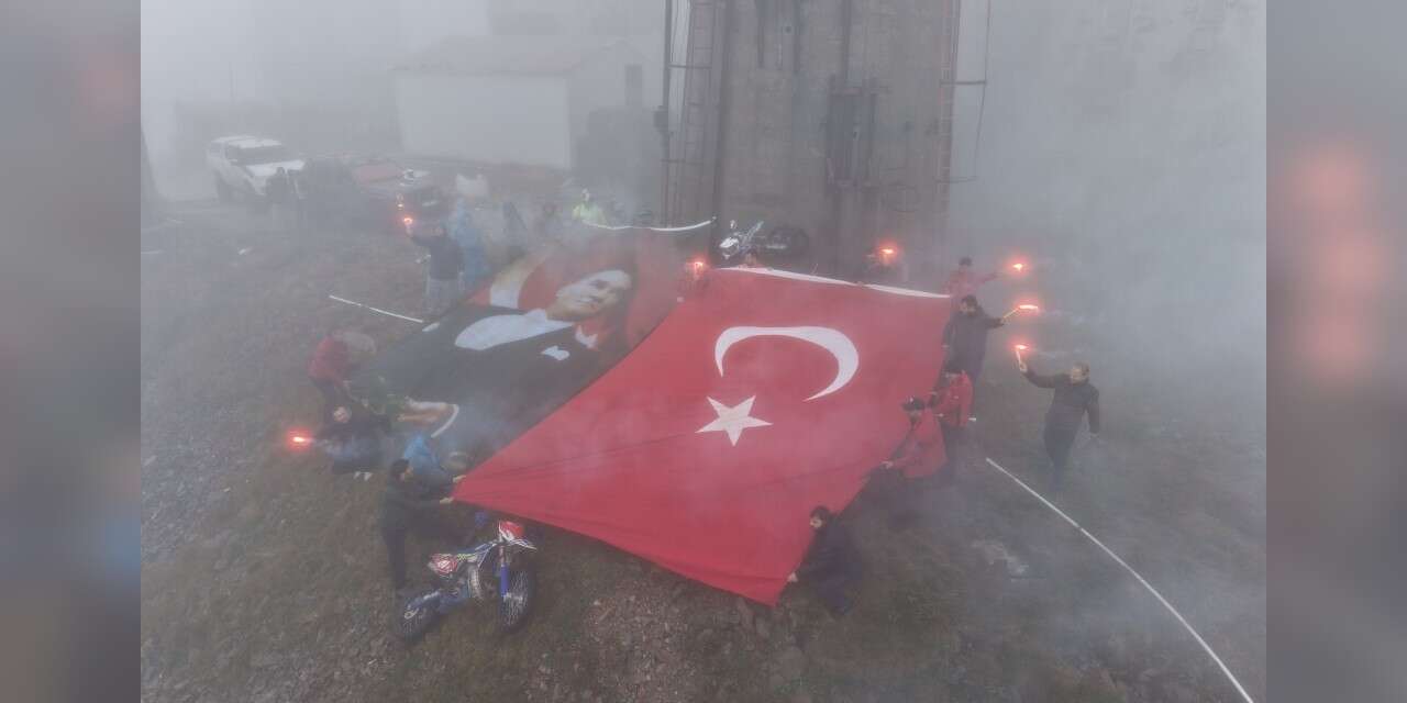 Ay yıldızlı bayrak karadan ve sudan zirveye ulaştı