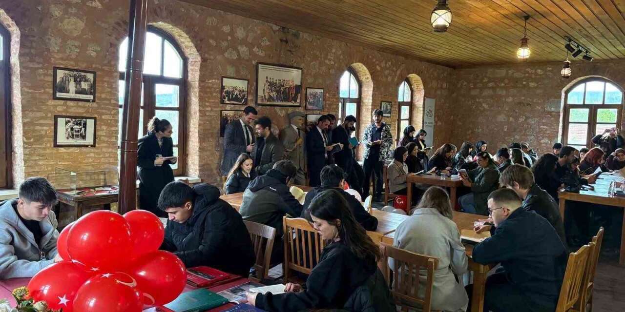 Üniversiteli öğrenciler tarihi Akbaş İlkokulunda kitap okudular