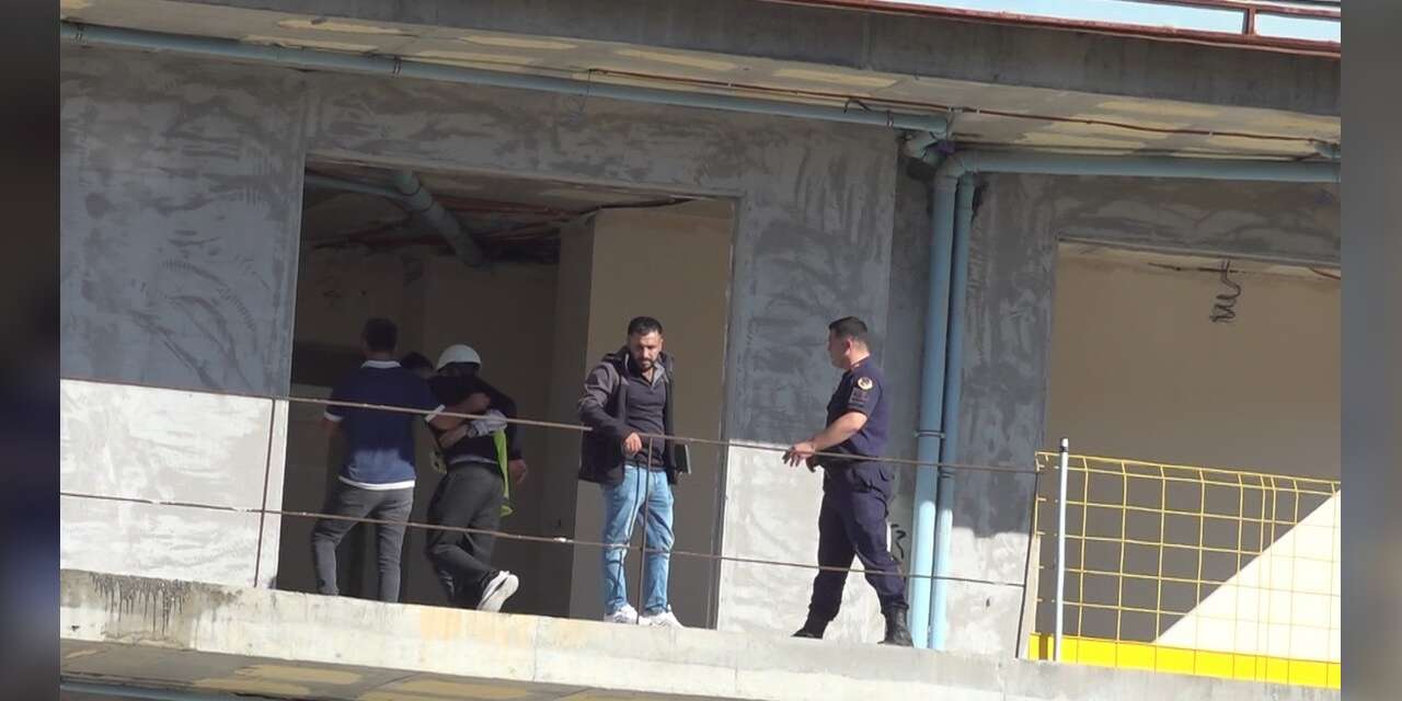 Alanya’da inşaatın balkonuna çıkan işçiyi arkadaşı ikna etti