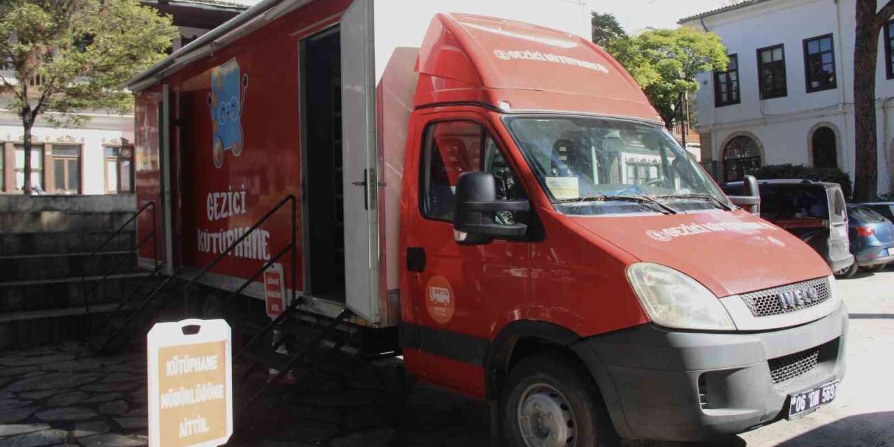 Muğla Halk Kütüphanesi’nde hizmet gezici kütüphaneyle sürüyor