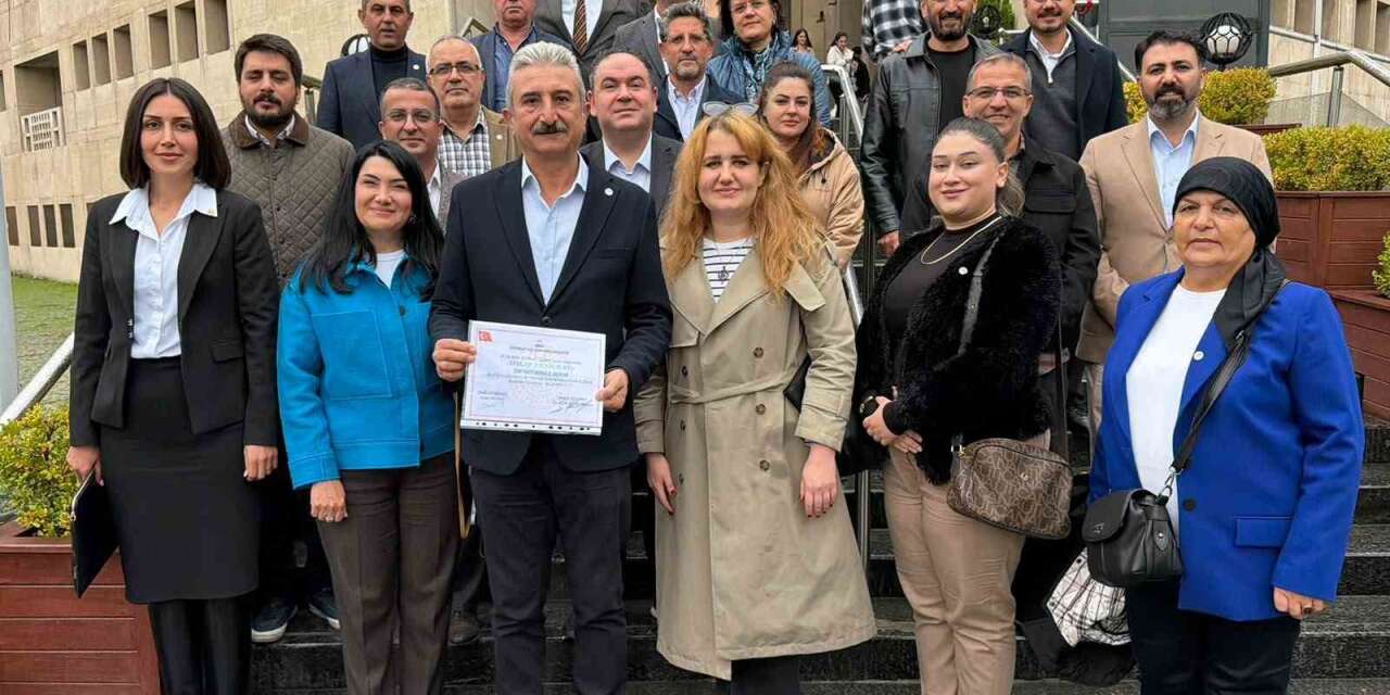Yeni Parti Bursa İl Başkanı Yeşiltaş mazbatasını aldı