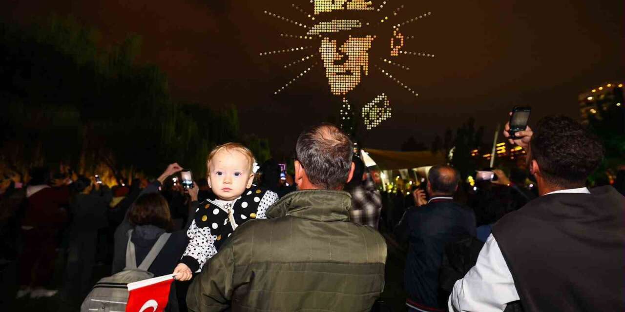Atatürk’ün portresi 1000 drone ile gökyüzüne işlendi