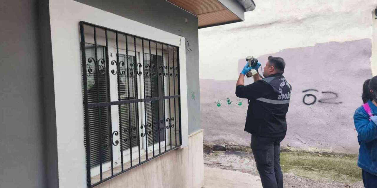 Muhtarlığın kamerasını söküp bahçeye attılar