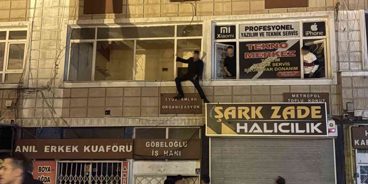 Kayseri’de kendine zarar veren şahsı, polis ekipleri zor kullanarak kurtardı